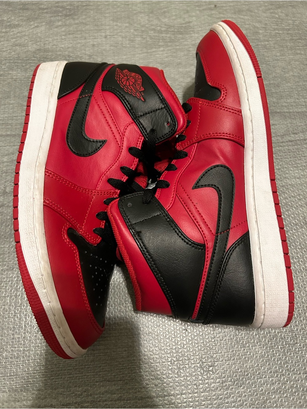 Nike Air Jordan 1 Mid Reverse Bred Size 9 Men’s.